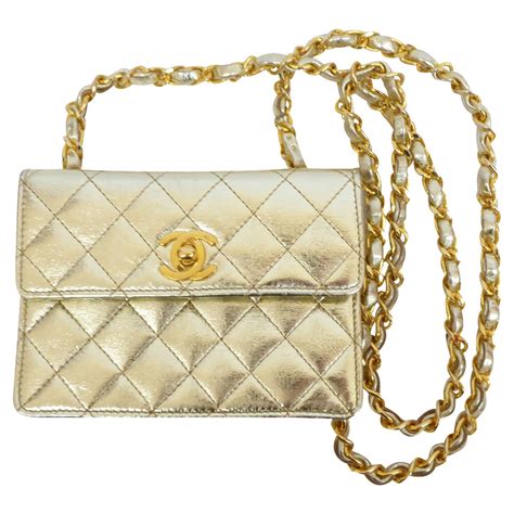 tracolla chanel con scritte oro|CHANEL Pre.